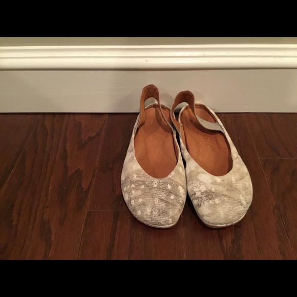 gentle souls Shoes - Gentle Souls Gretchen faux snakeskin flats 5.5-6